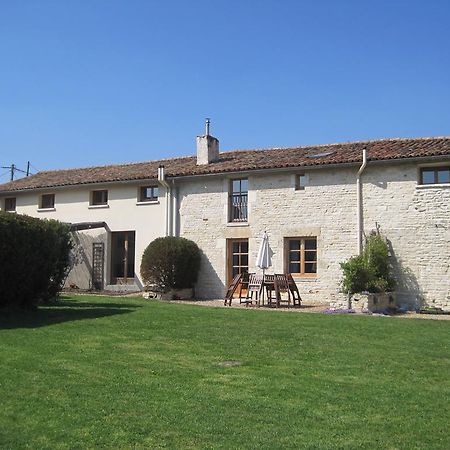 Le Noisetier At Les Hiboux Gites Chef-Boutonne Ruang foto