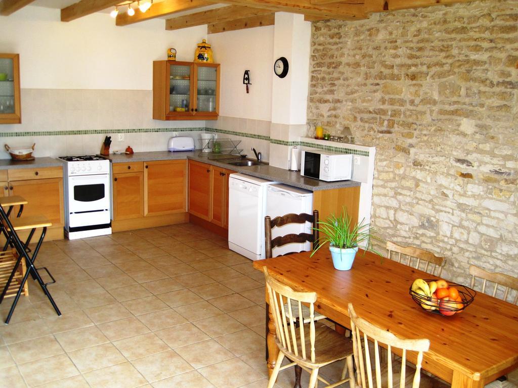 Le Noisetier At Les Hiboux Gites Chef-Boutonne Ruang foto