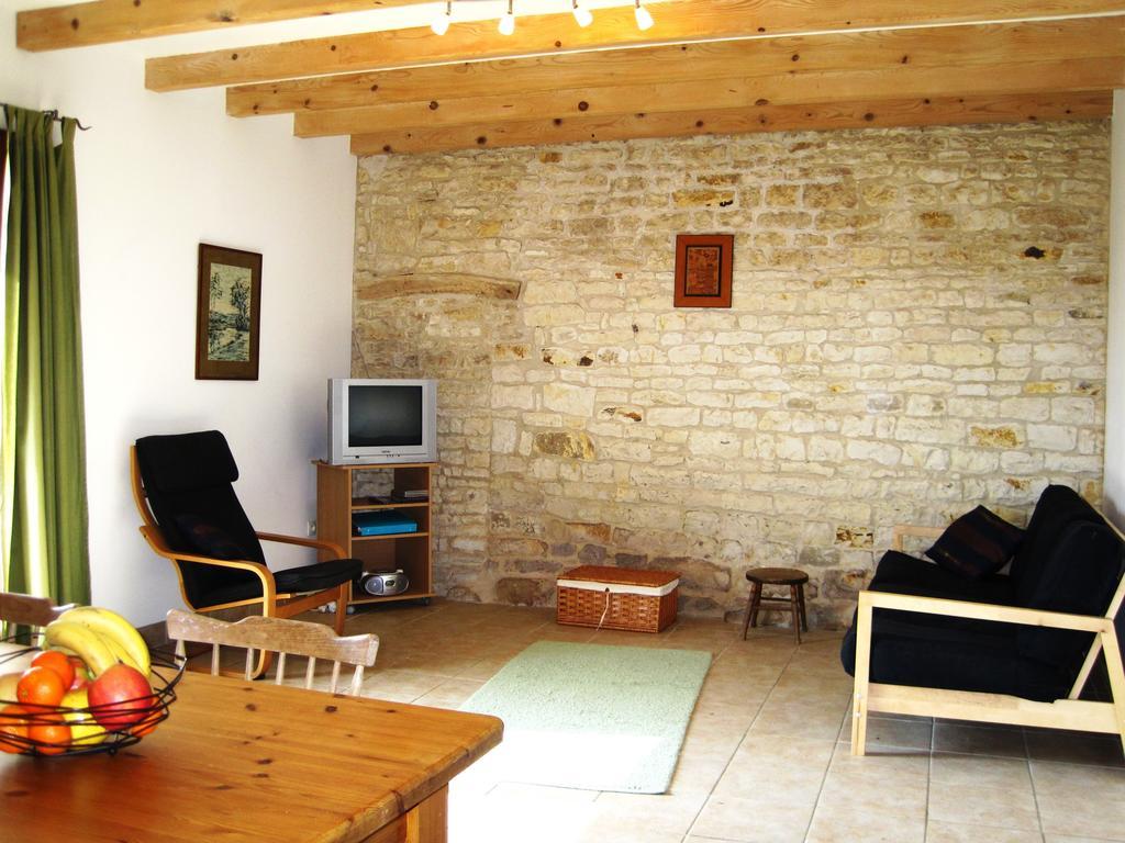 Le Noisetier At Les Hiboux Gites Chef-Boutonne Ruang foto