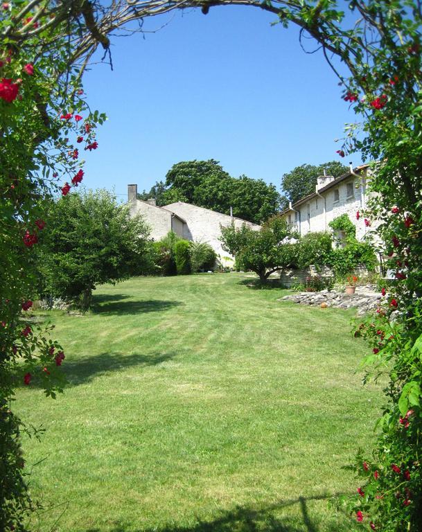 Le Noisetier At Les Hiboux Gites Chef-Boutonne Bagian luar foto